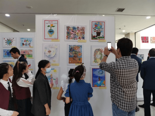 北京杜尚别同日举办上合组织国家儿童画展