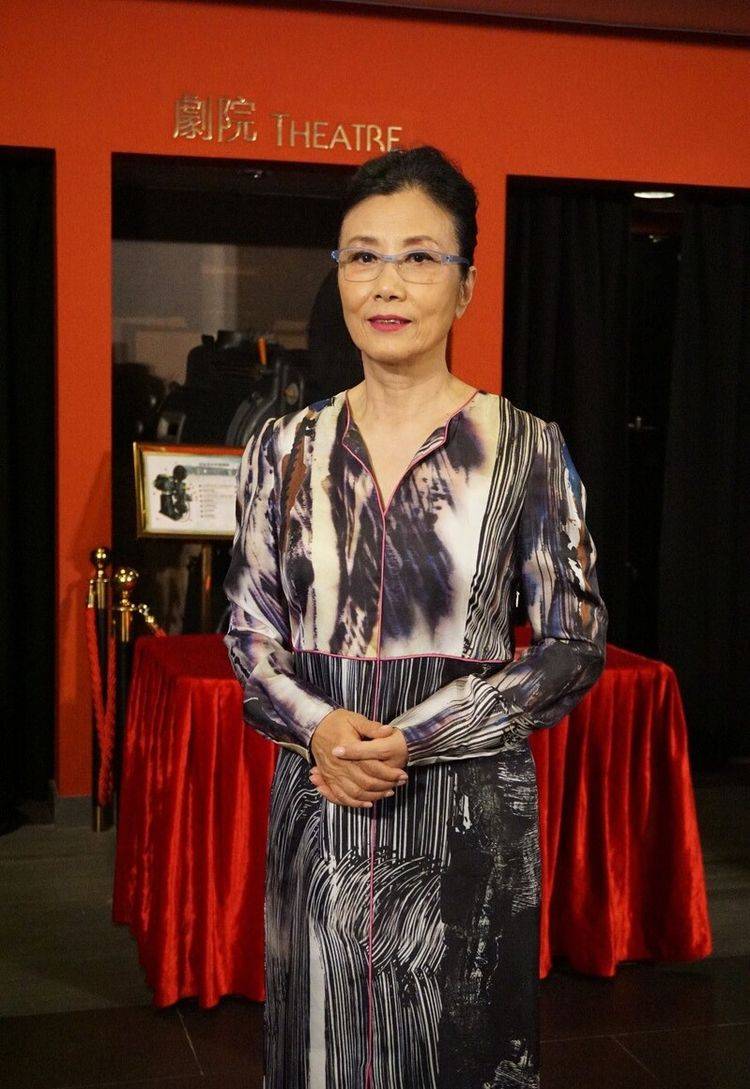 73岁汪明荃越老越爱美,穿礼服"扮嫩"好洋气,皱纹明显也不怕!
