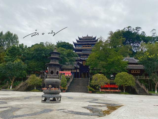 市潼南区游玩,第一站就来到了潼南最有代表性的旅游景点之一"大佛寺"