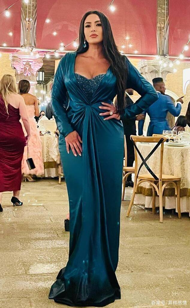 瓦妮莎·布莱恩特在意大利星光璀璨的夜晚打扮得格外迷人