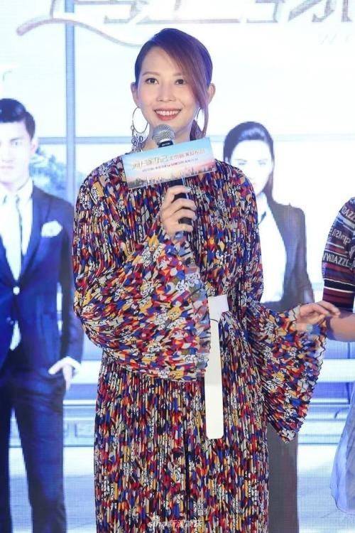 原创蔡少芬绿色格子风衣配破洞牛仔裤亮相,造型"显嫩"却无时尚感!