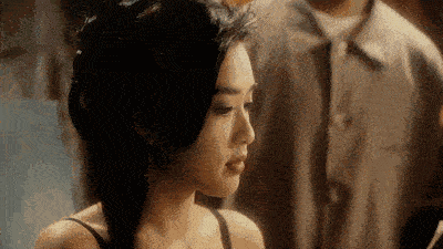 原创51岁钟丽缇晒全家福,一袭红裙再现颜值巅峰,蚂蚁腰引关注