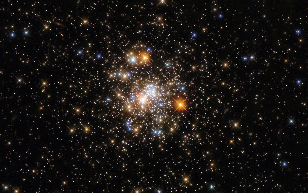 哈勃捕捉到一个闪闪发光的星团