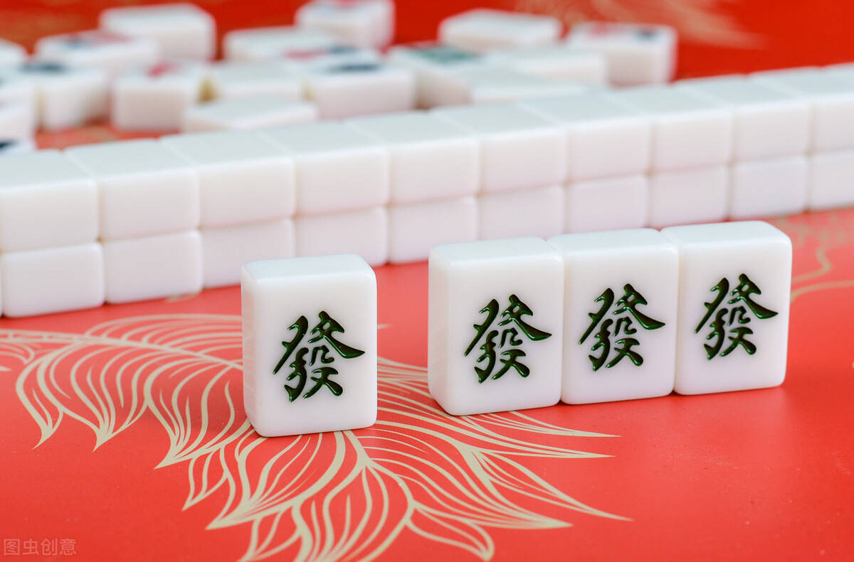 第一种含义,在天地人中,占据"天",可以说白板是麻将中地位最高的牌