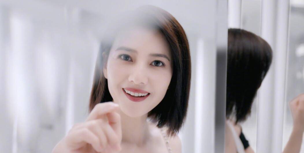 原创41岁高圆圆穿露肩裙拍照短发造型很减龄