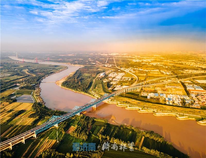 在济南百里黄河风景区,黄河两岸绿意盎然,远望鹊华春意正浓,一派生机