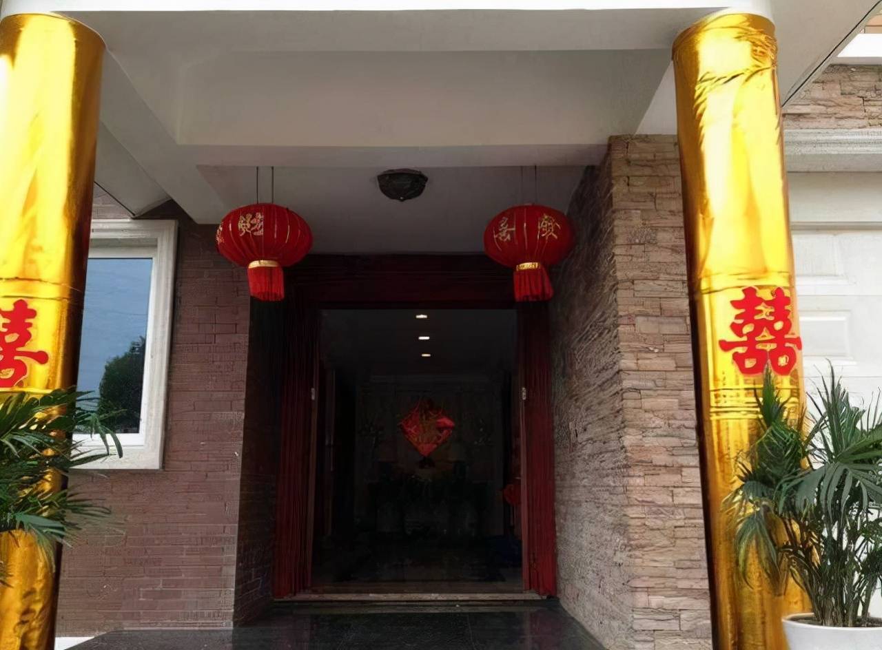 这是房子的门厅,也就是城里人说的玄关了.