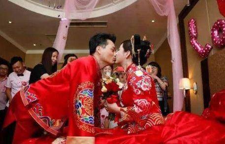 她是云飞前妻,老公星光大道成名后和她离婚,如今独自带女儿生活