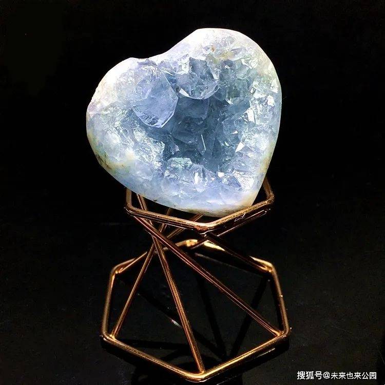 天晶石矿标摆件但本应由此成为珠宝界的宠儿的它却在宝石市场上并不