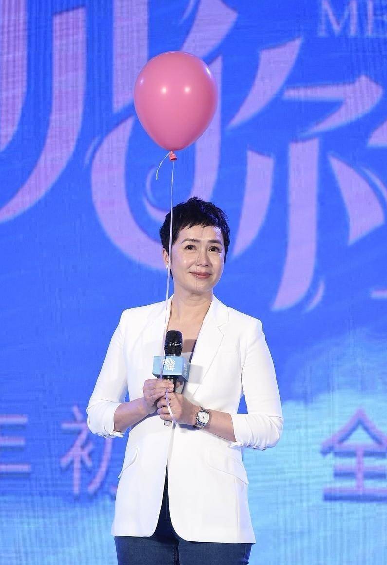 蒋雯丽真是越老越有气场,白色西装配牛仔裤干练利落,气场全开