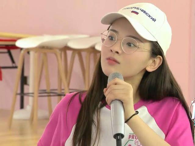 杨超越因长相曾直接晋级,青涩旧照曝光,讨人喜的原因