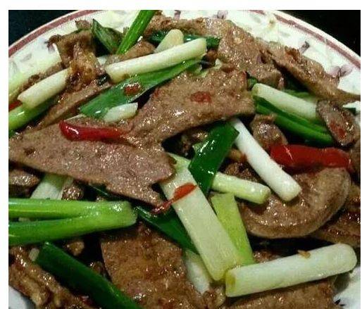 材料: 猪肝,青辣椒两个,小米辣适量,蒜苗两根,大葱适量,生姜适量,花椒