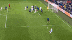 梅西主罚任意球,但未形成攻门