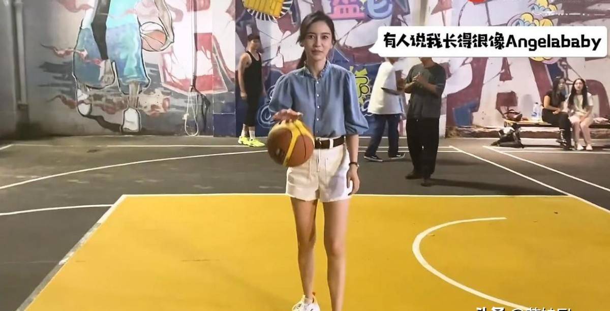 angelababy:穿衬衫配短裤深夜打篮球真有型,巧塞衣凸显好身体!