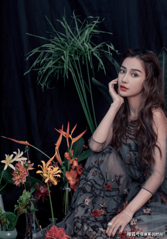 angelababy罕见特工装,长发飘逸,美若天仙