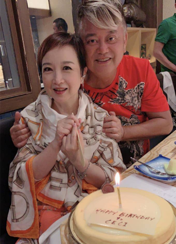 陈百祥夫妇穿情侣装秀恩爱,65岁黄杏秀气质好,曾因拍戏导致不育