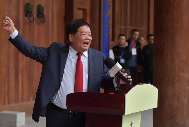 白手起家遭质疑,累计捐款超百亿,曹德旺到底是什么人?