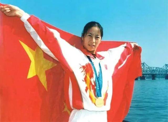 奥运竞走冠军王丽萍!夺冠后没有国旗庆祝,空手绕场一周让人心疼!