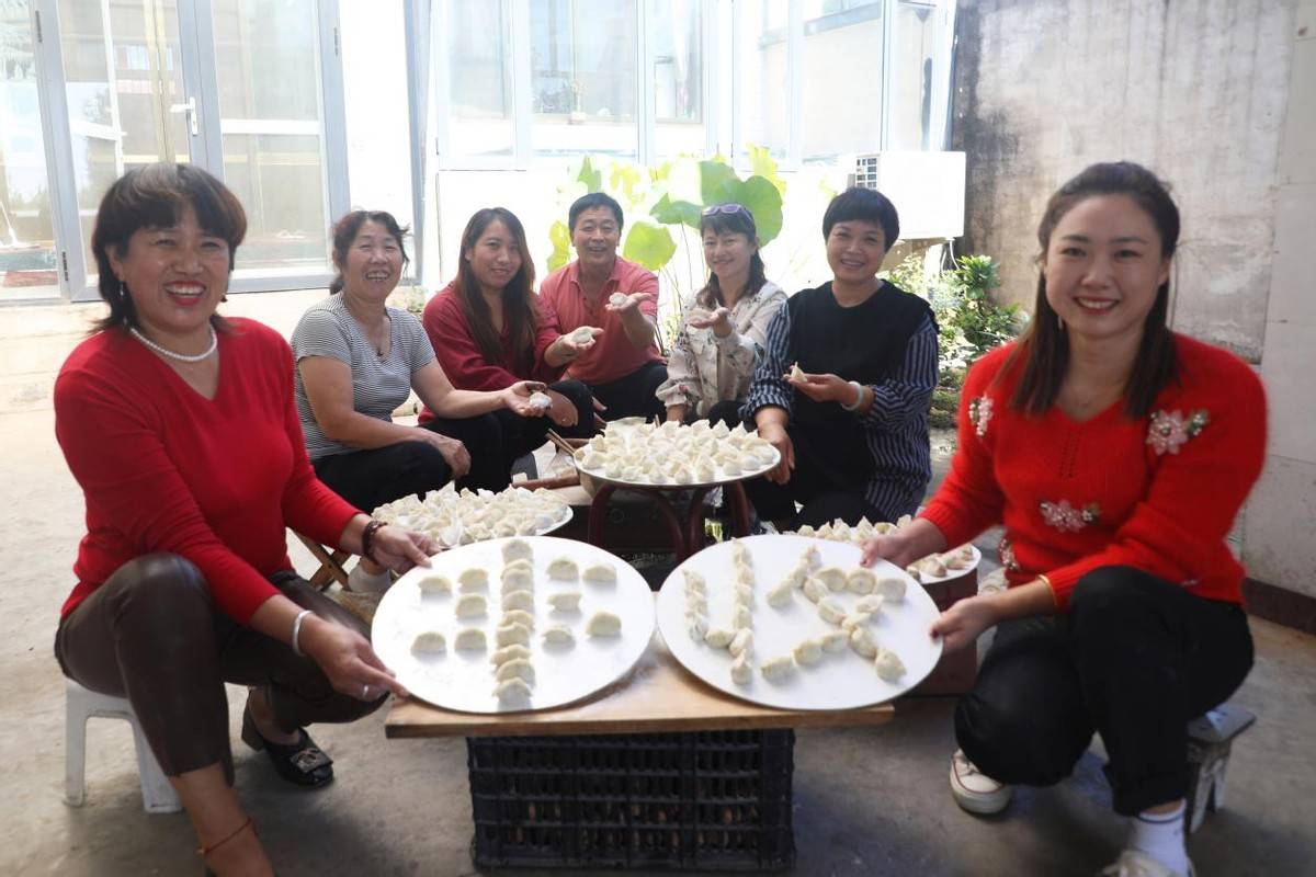 河北唐山丰润区紫草坞村:包饺子庆祝丰收节