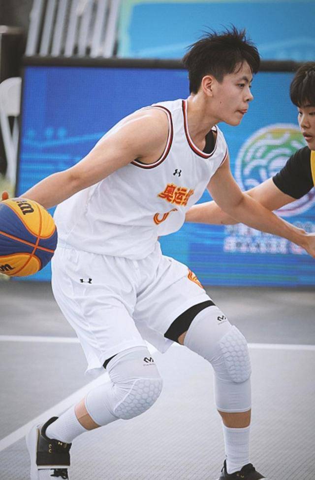 杨舒予真是可甜可盐,在球场上像"假小子"似的,一点不在乎形象_白色