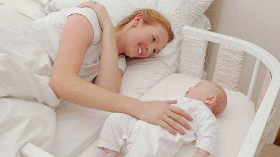 夜间哺乳要起来吗？躺着和抱着,哪个对宝宝更好？关系到安全隐患