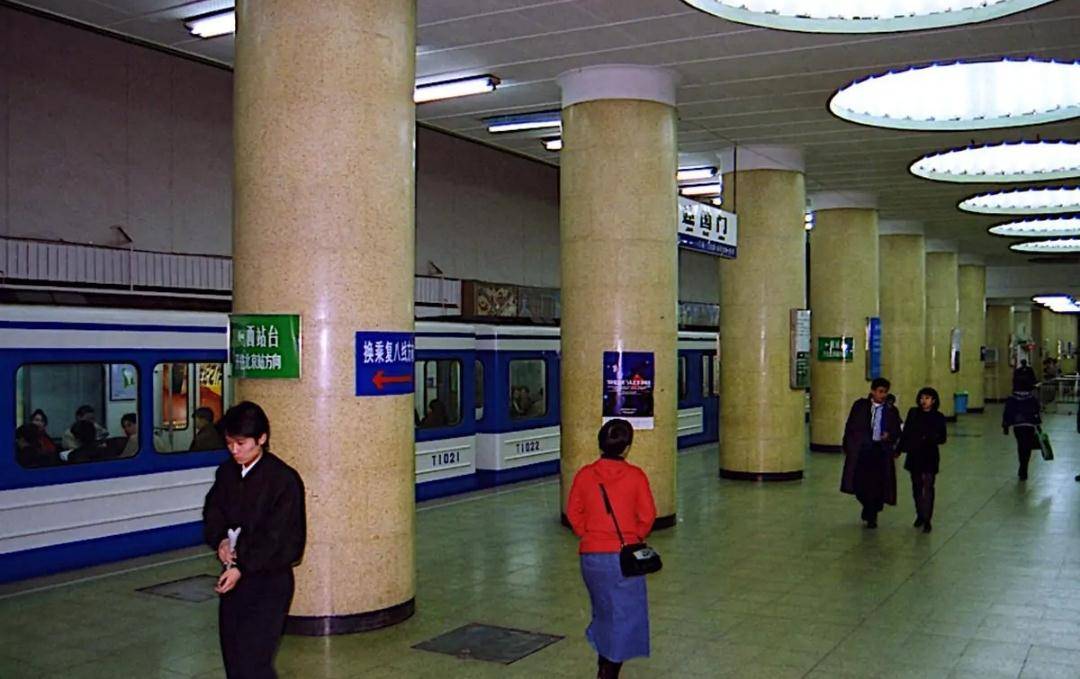 2.1999年,北京,地铁建国门站.