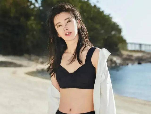 李冰冰在海边度假穿露脐背心搭配白衬衣状态不输00后