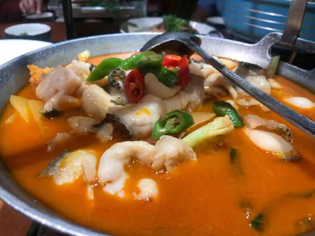 思茅酸汤鱼片:用了云南本地多种植物香料熬制的酸汤,开胃爽口.