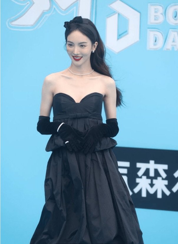 原创佟丽娅金晨同穿黑裙气质大不同一个御姐一个公主各有各的美