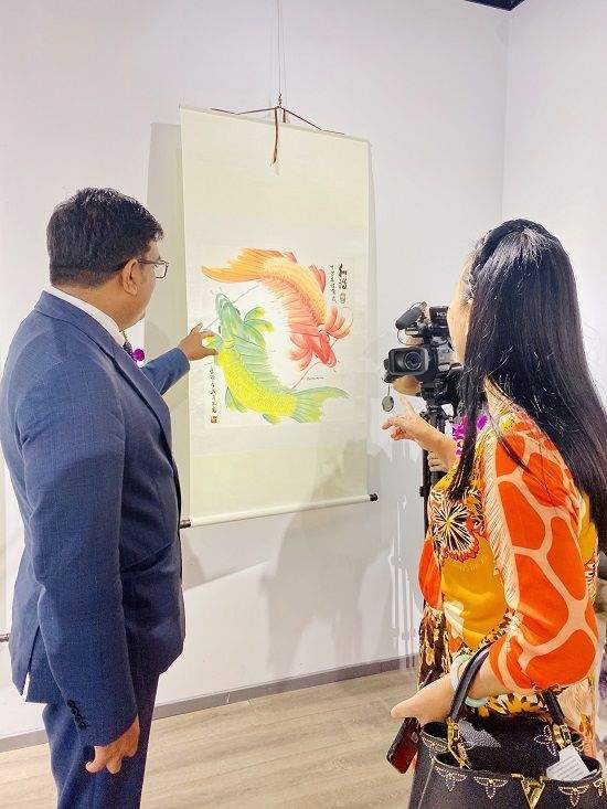 中国女企业家协会副会长李平女士与青钱古茗斋画家文燕女士合影 北京