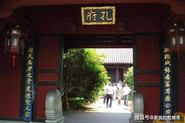 在这里有"三孔"之说,一为"孔庙",二为"孔林",三为"孔府"