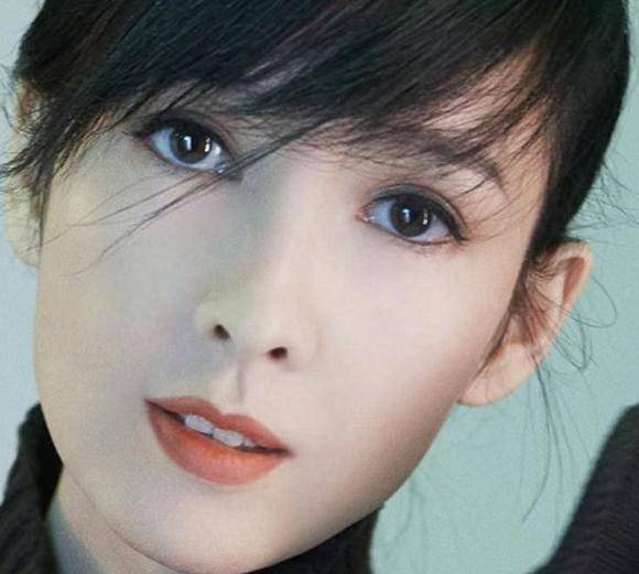 原创不愧是不老女神52岁周慧敏晒近照发量浓密仿佛二八少女