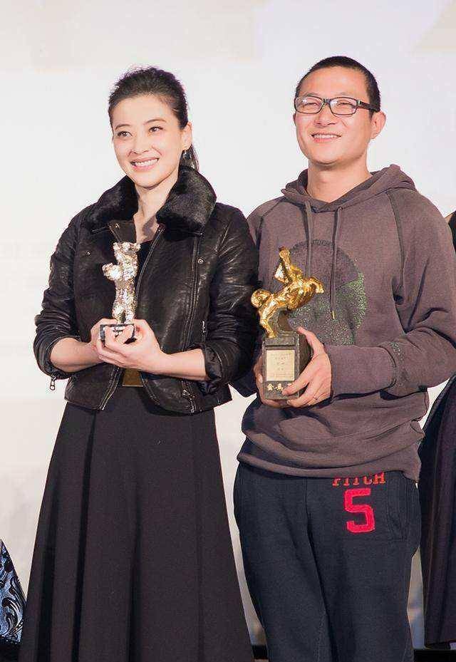 44岁梅婷近照曝光,素颜出镜黑眼圈明显,网友直呼,撞脸