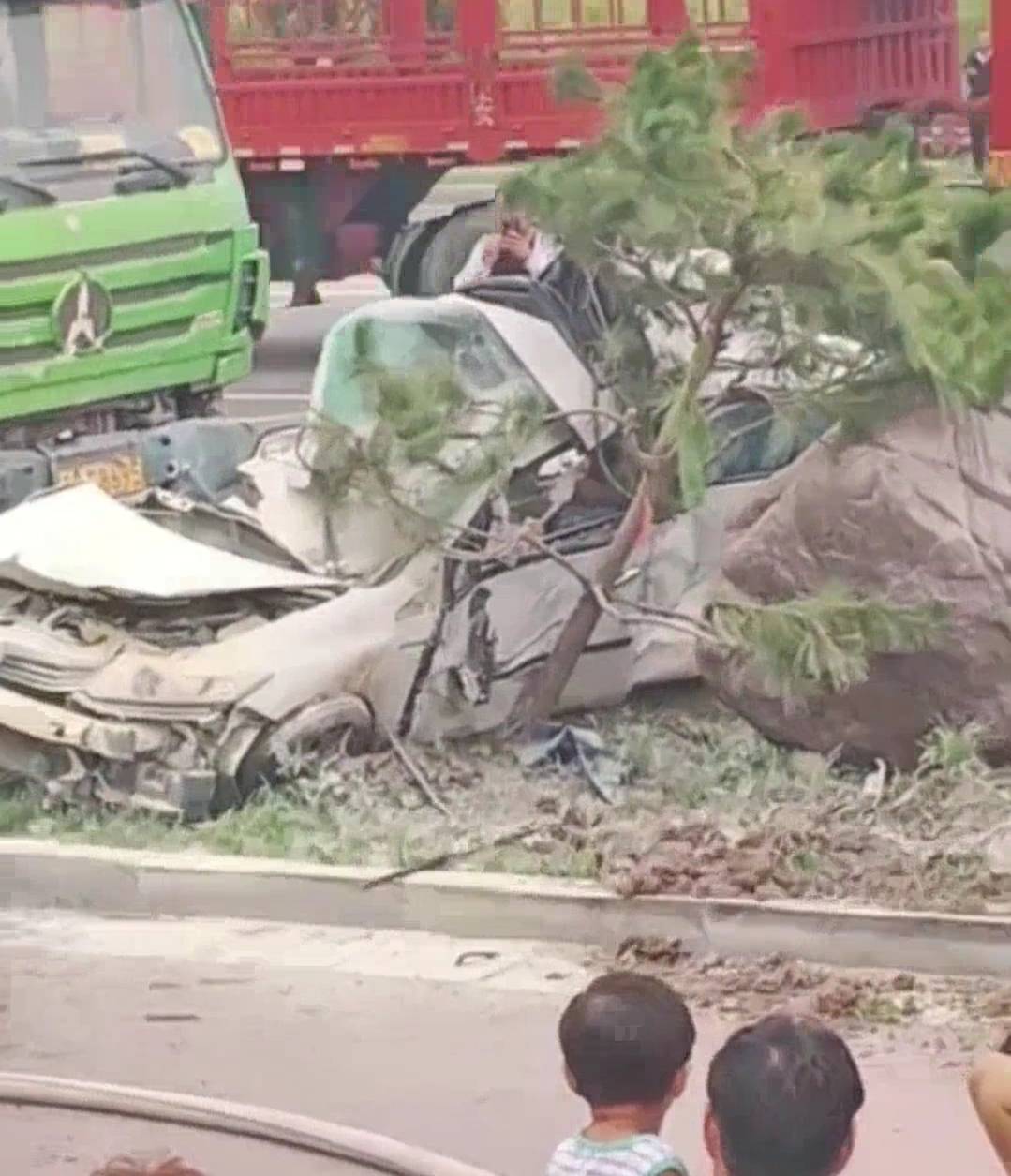 新乡市卫辉新濮路上碧桂园段突发车祸,一辆渣土车与一辆本田牌白色小