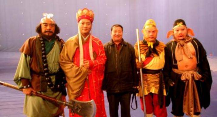 据说当年剧组在拍摄《官封弼马温》这一场戏时,六小龄童韧带多处受伤