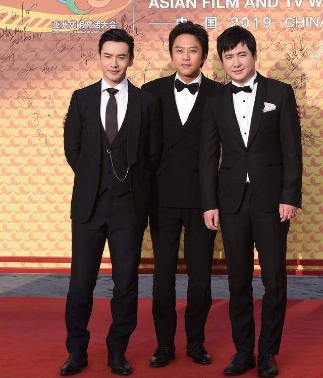 黄晓明邓超沈腾,三人官方身高都是180cm,同框后身高太