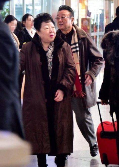 73岁蒋大为一家近照曝光,与妻子携手46年,女儿长相不一般!