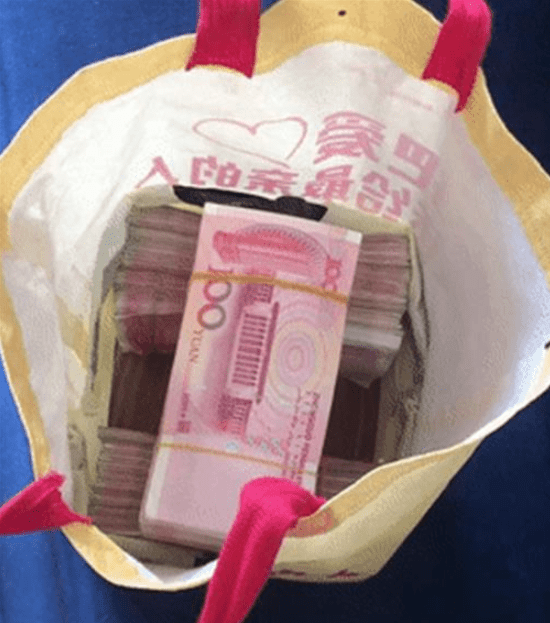 武汉出租车司机捡到30万现金:捡到这么多钱,还是第一次