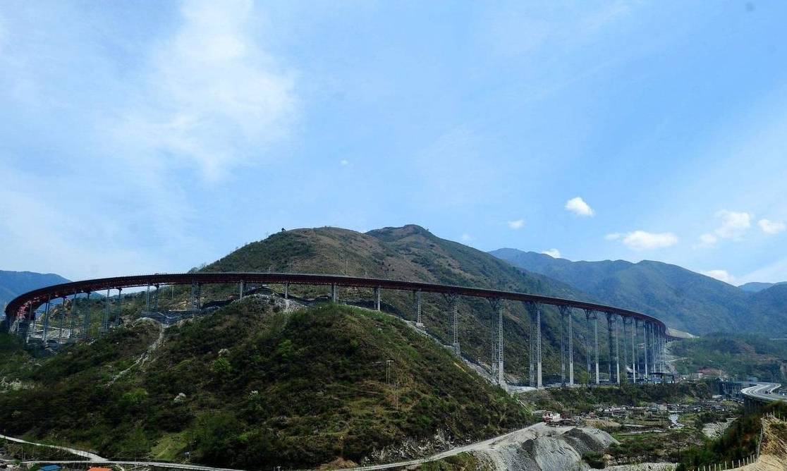 为什么位于四川省西部的雅西高速公路,要在原地绕圈圈