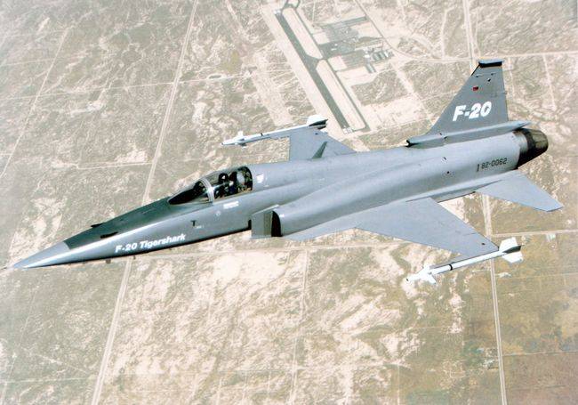 原创f5虽然是低档战斗机但其机动性能相对同时代战斗机来说并无逊色