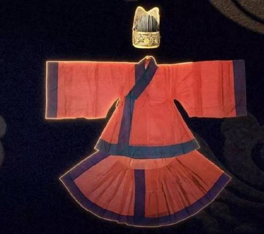 明代文武官员服饰主要有朝服,祭服,公服,常服,赐服等.