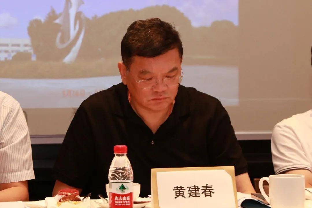 会成员,公司高层领导列席了本次会议,会议由申久集团董事长黄建春主持