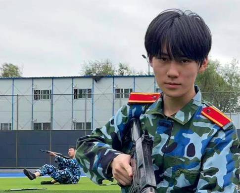 教官看到还提醒了,结束军训后张真源还不舍地哭了