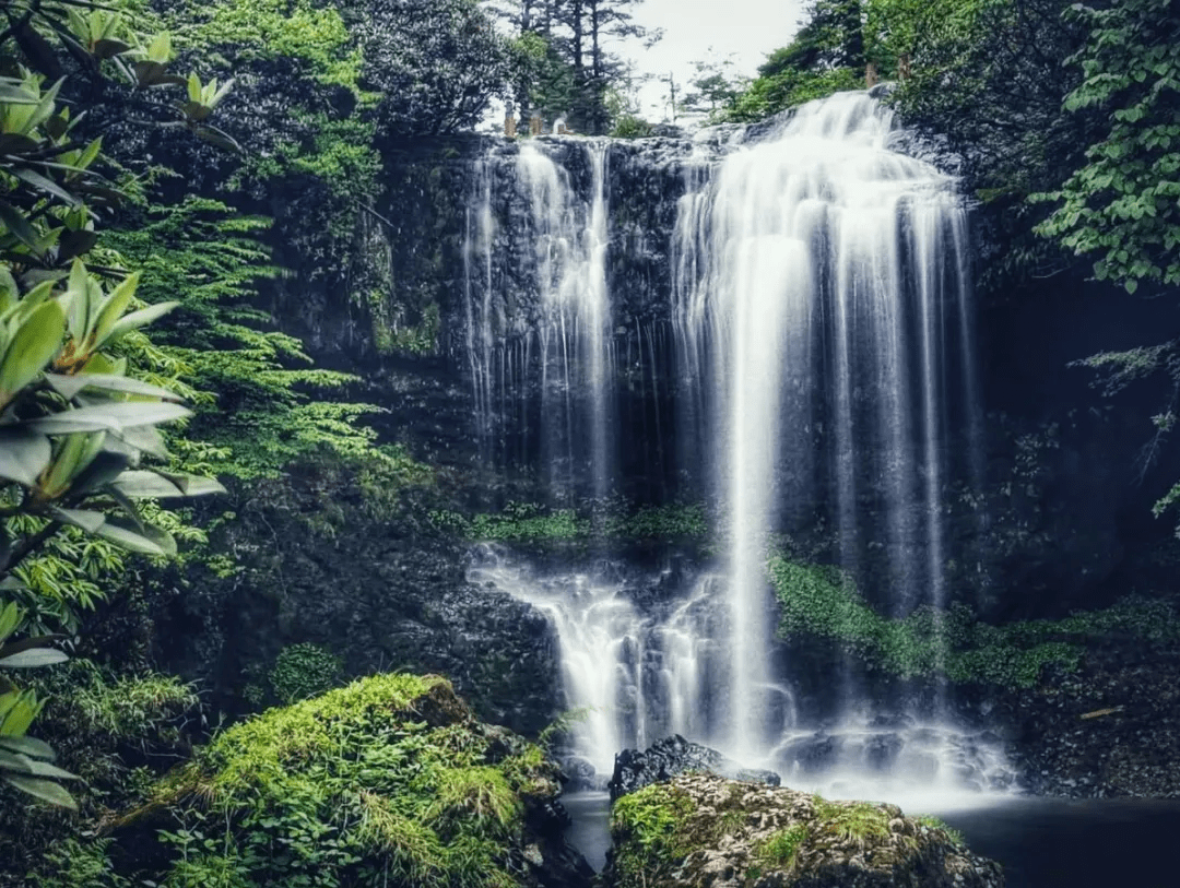 瓦屋山兰溪瀑布的秋天美的像世外桃源,一股水帘,酷似一幅巨大的白布带