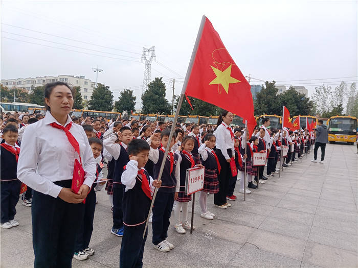 盱眙县第一小学:630名新生光荣加入中国少年先锋队