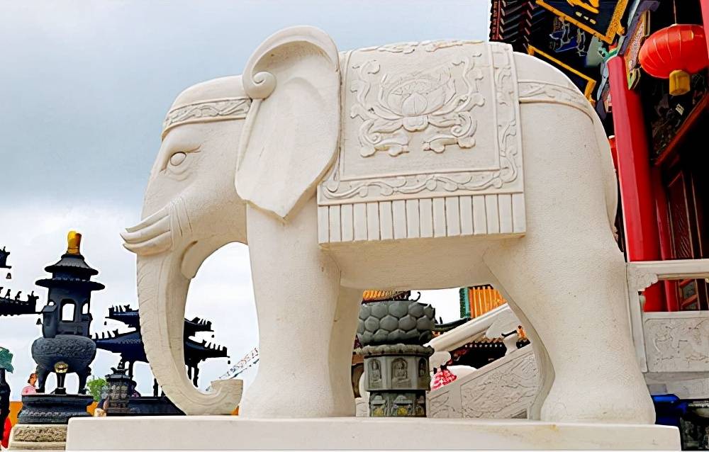 比如我们常见的寺庙石雕大象都喜欢与莲花造型相互结合,高尚圣洁的
