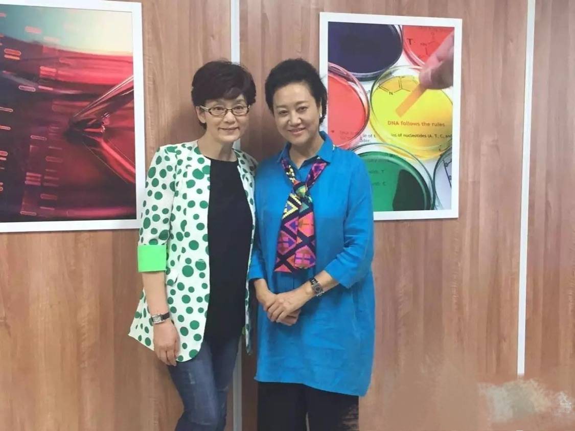王丽云一身老人打扮,潘虹就比她穿的年轻,整个人气质更优雅!