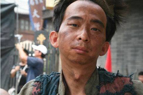 中国最丑男星之一当了26年配角成为导演娶娇妻幸福美满