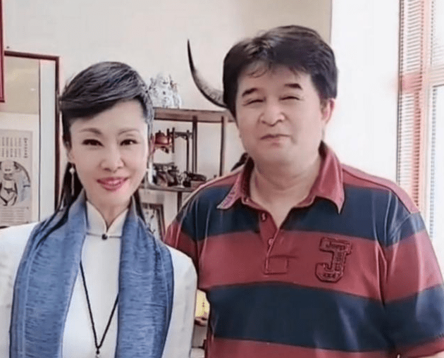 毕福剑近照暴肥认不出!现身小活动遭大妈围堵,人气不