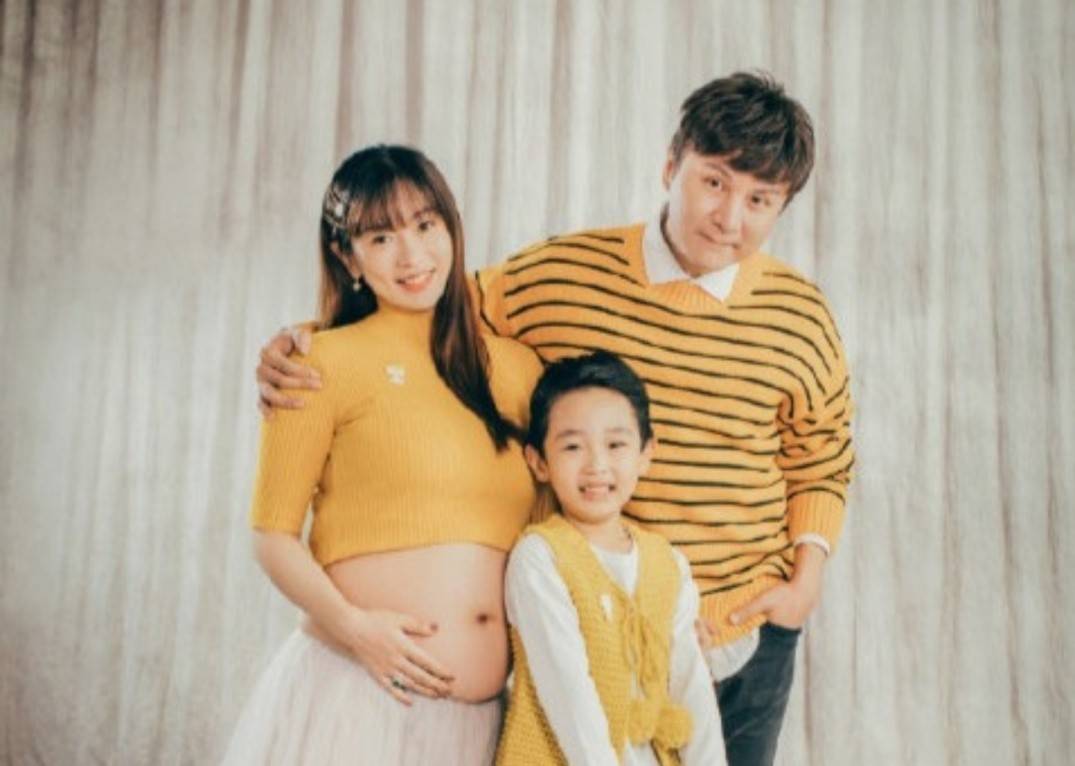 原创主持人朱桢一家被偶遇,老婆肤白貌美身材丰腴,5岁儿子活泼好动